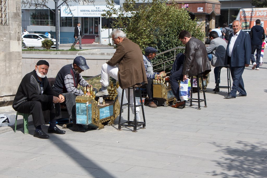 12-Shoe cleaning along Cumhuriyet Road.jpg